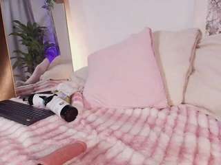 ambermoss - bdsm cam model live on camsoda